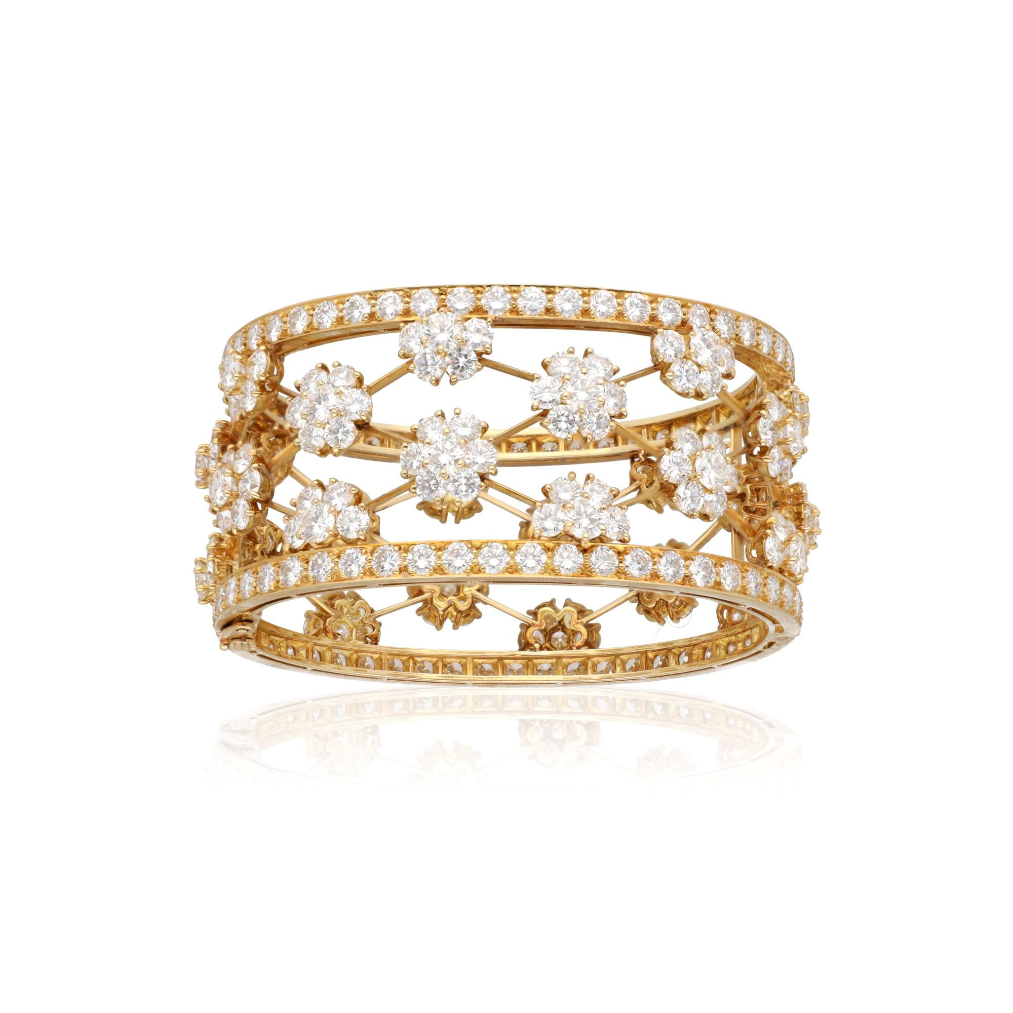 VAN CLEEF & ARPELS 18K Yellow Gold Diamond "Snowflake" Bangle